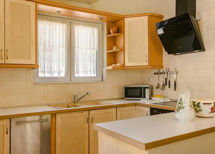 Aspasia * كاتيليوس